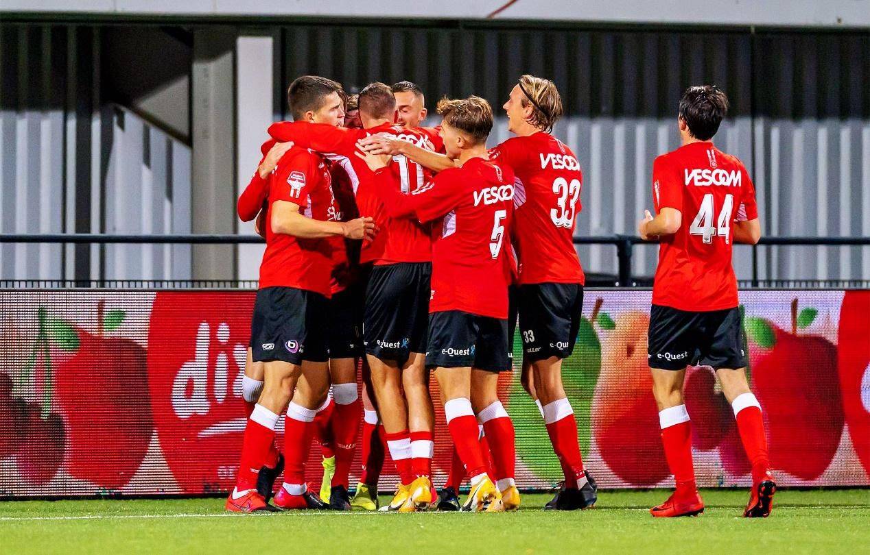 法甲夜场比赛吸引大量球迷，现场气氛火爆的简单介绍