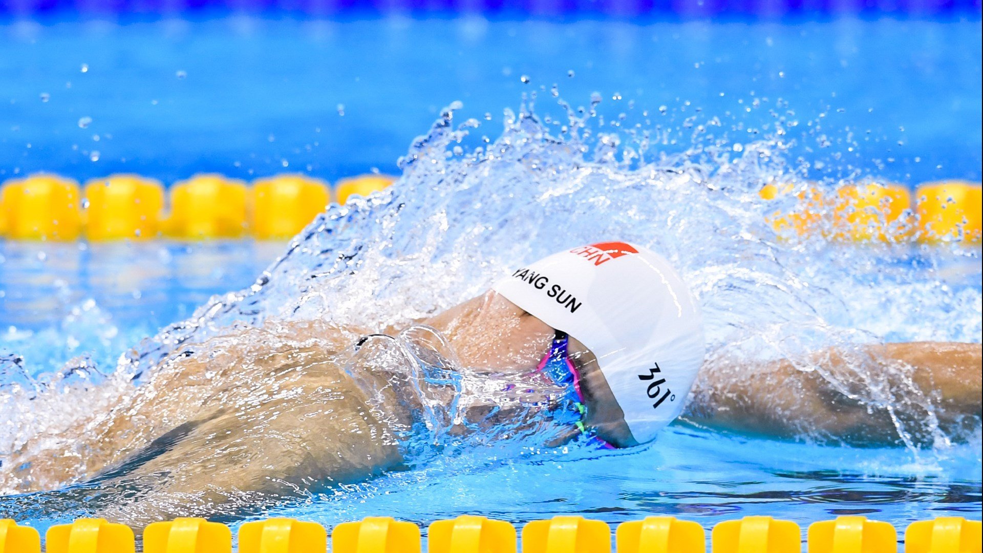 国足战术调整是否应考虑年轻球员特点,国足年轻队员